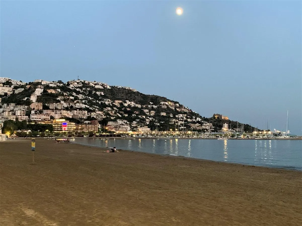 Beautiful Apartment Close To The Beach In Roses